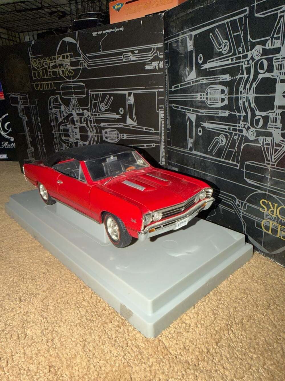 1967 Chevrolet Chevelle SS 396 L78 1:18 Scale Red/Black Vinyl Top - Picture 3 of 4